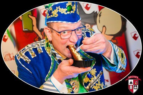 Een logo voor hecto's heeft een schild met een gewicht van 100kg erop