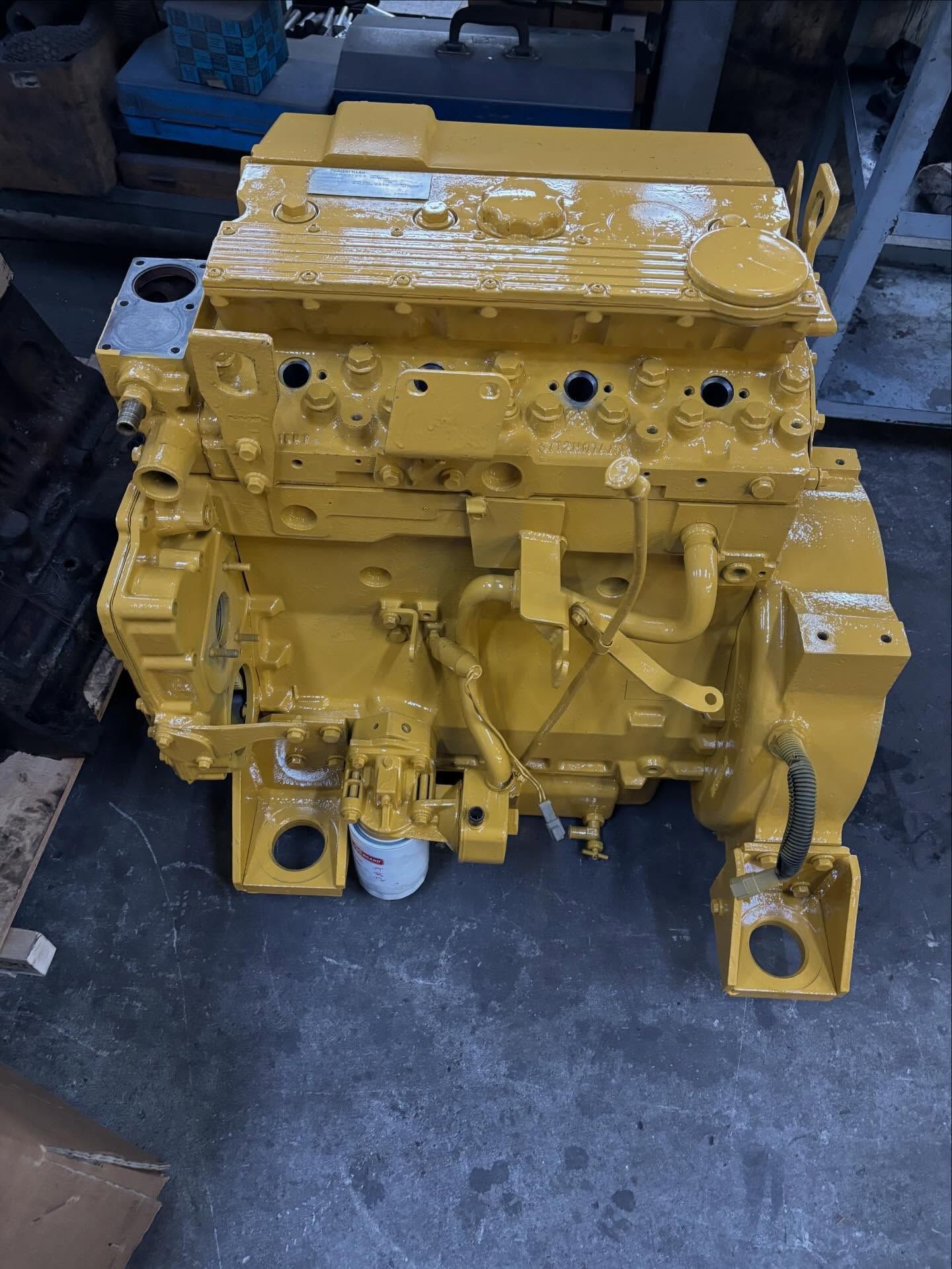 Motore diesel Caterpillar giallo, al chiuso.
