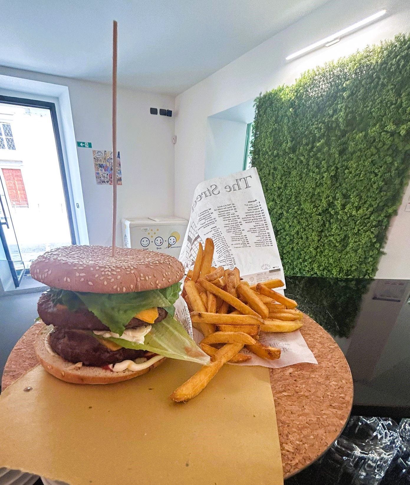 hamburger servito nel locale Ciski's Bar Bistrò per pranzi e aperitivi a Lecco