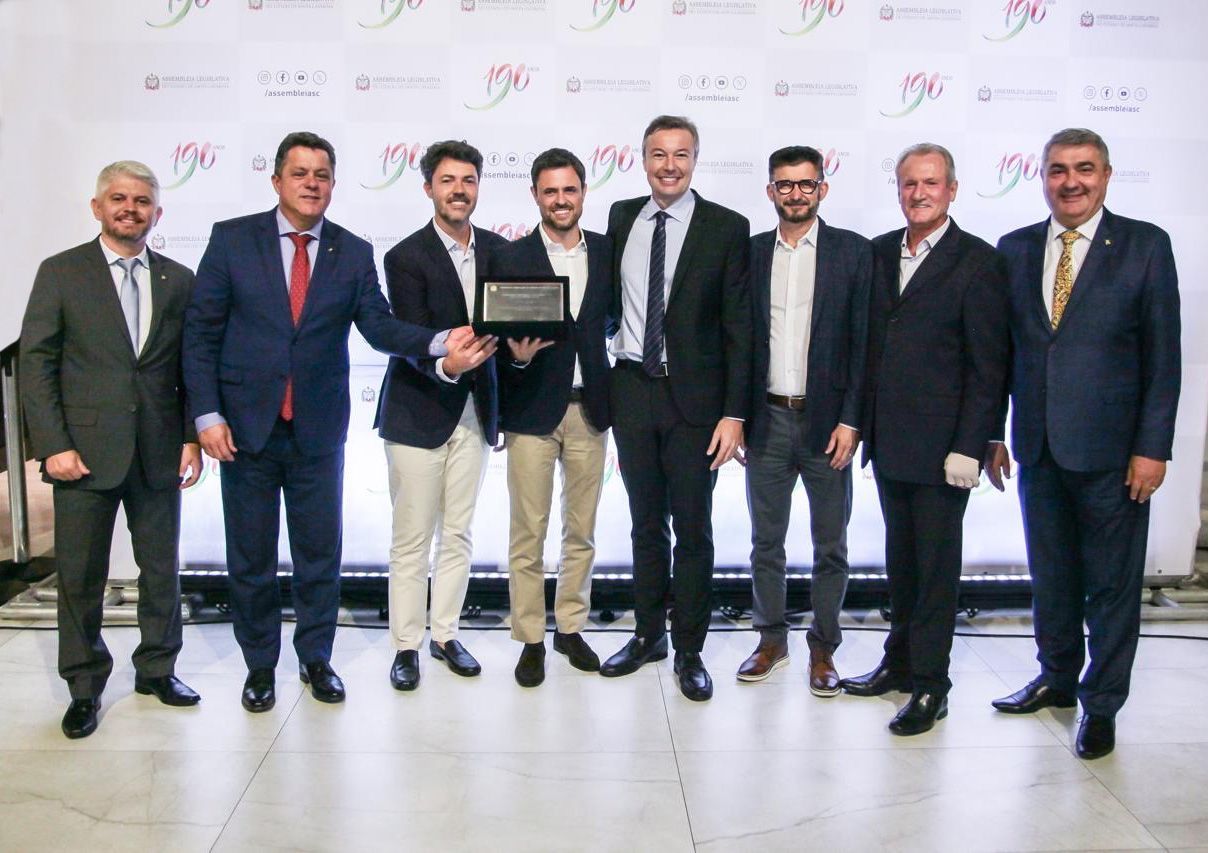 Um grupo de homens de terno e gravata estão posando para uma foto.