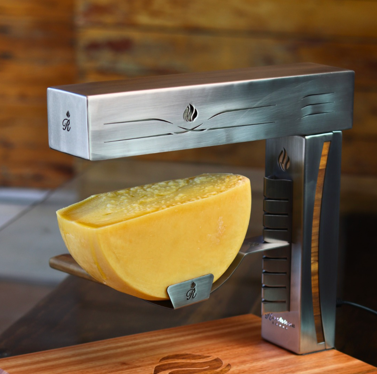 Um pedaço de queijo está sendo fatiado em uma tábua de corte