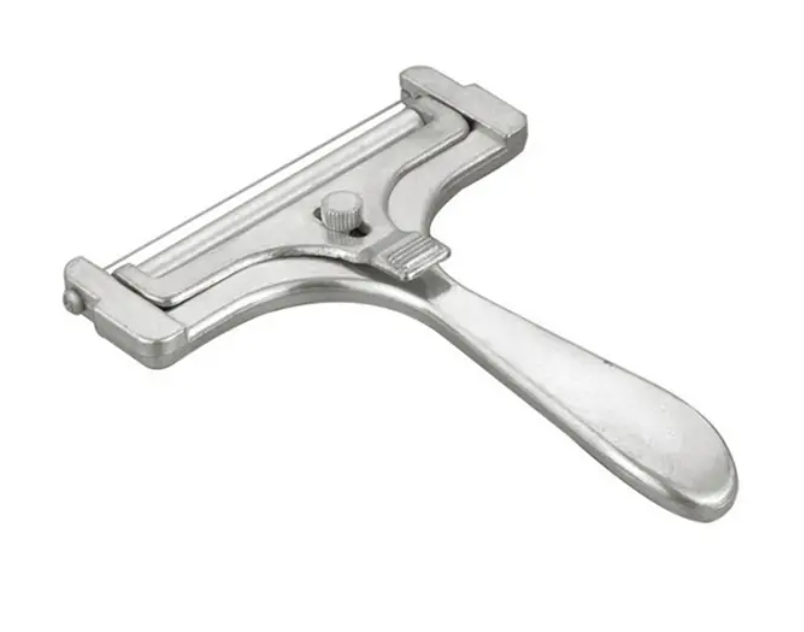 Um fatiador de queijo de aço inoxidável com uma alça em um fundo branco