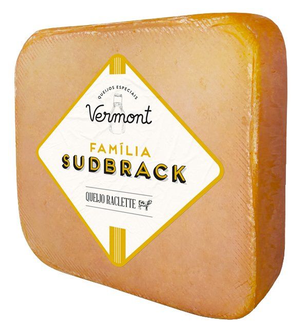 Um bloco de queijo família  sudbrack da  vermont em um fundo branco