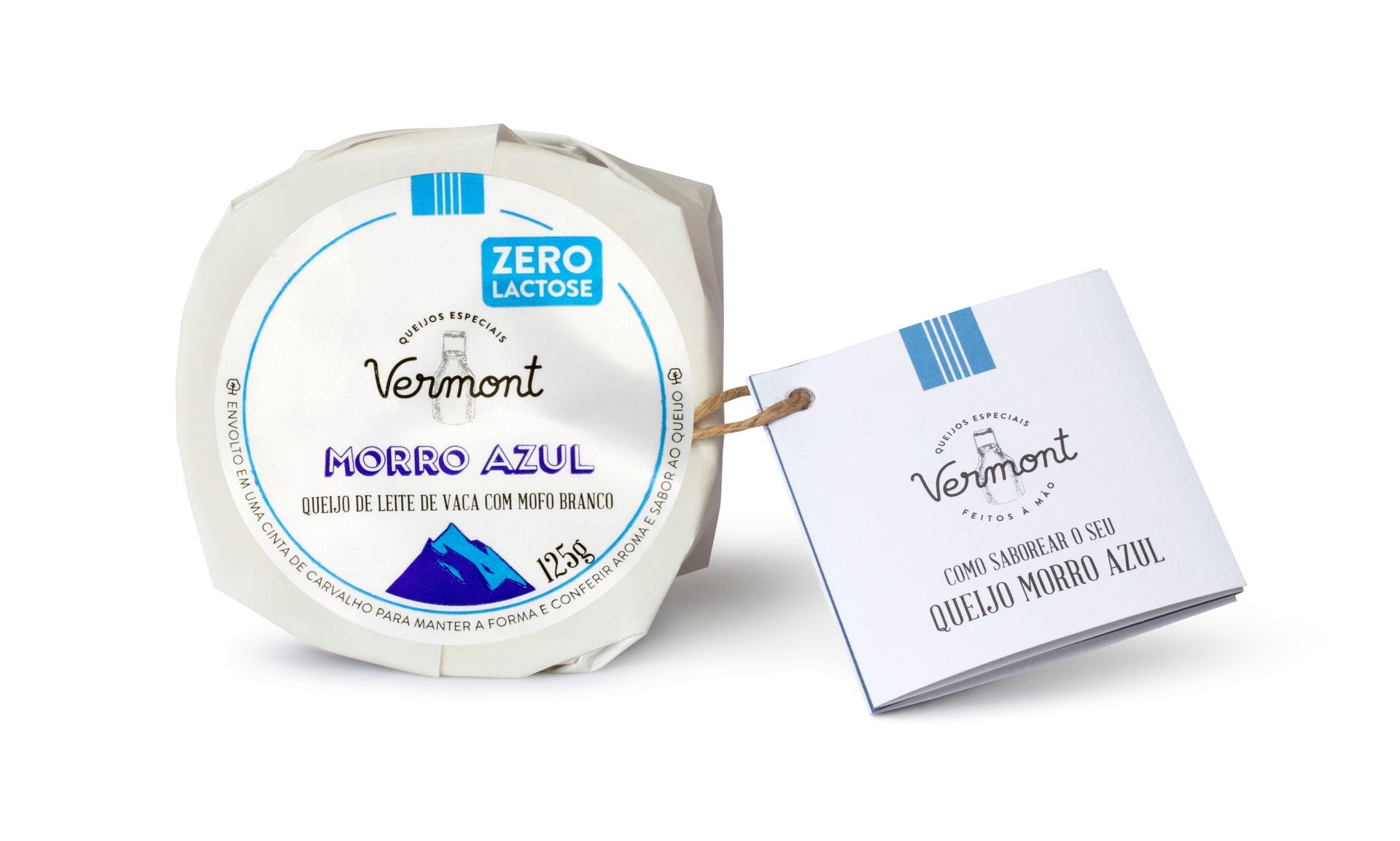 Um bloco de queijo morro azul de Vermont com uma etiqueta presa a ele.