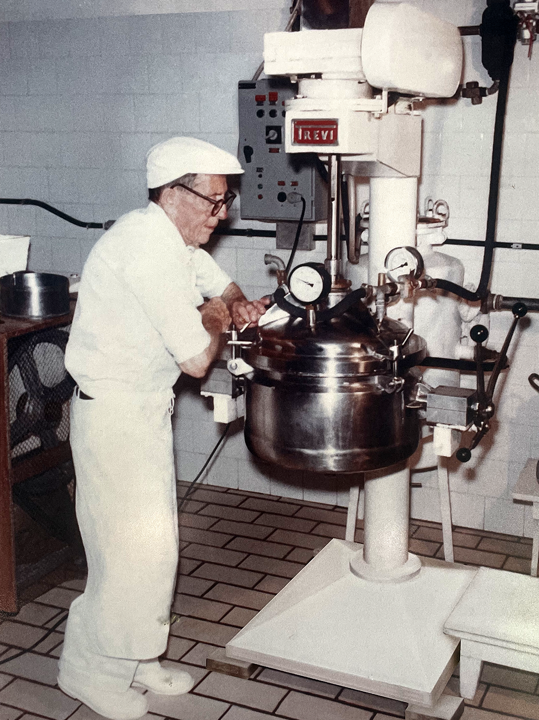 Um homem está trabalhando em uma máquina que tem a palavra excel escrita nela