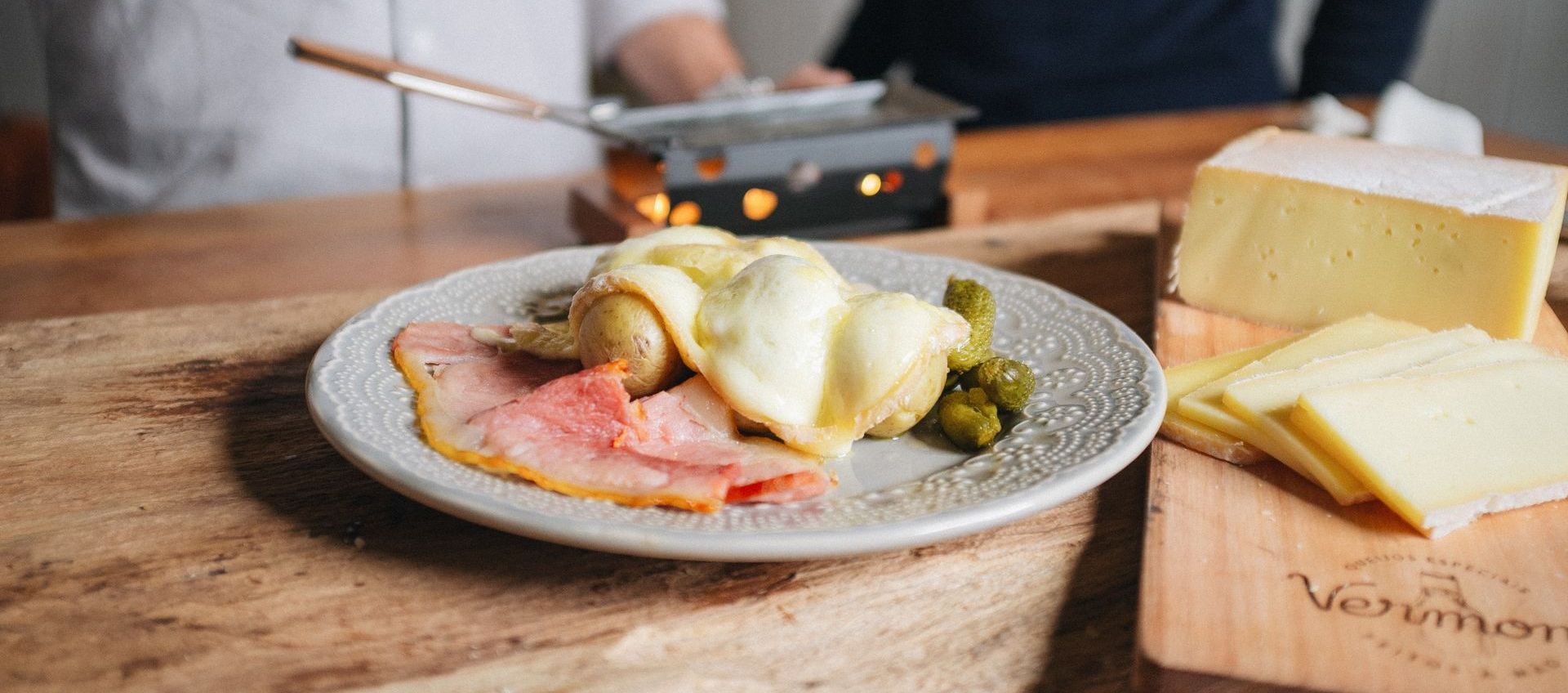 Um prato de comida está sobre uma mesa de madeira.