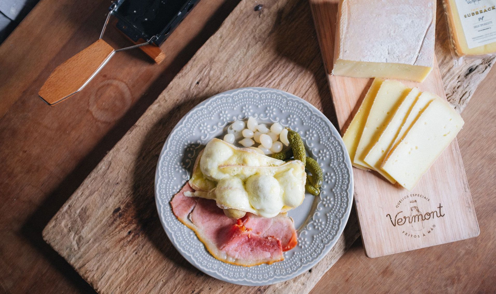 Um prato de comida está sobre uma tábua de corte de madeira.