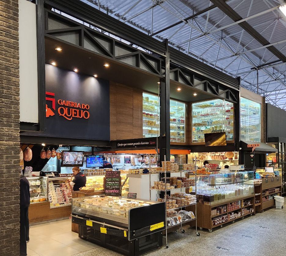 Uma loja com uma placa que diz queijo