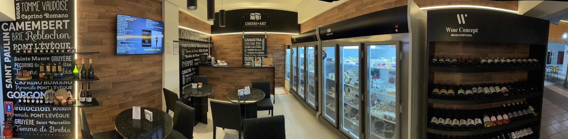 Um restaurante com muitas geladeiras e mesas.