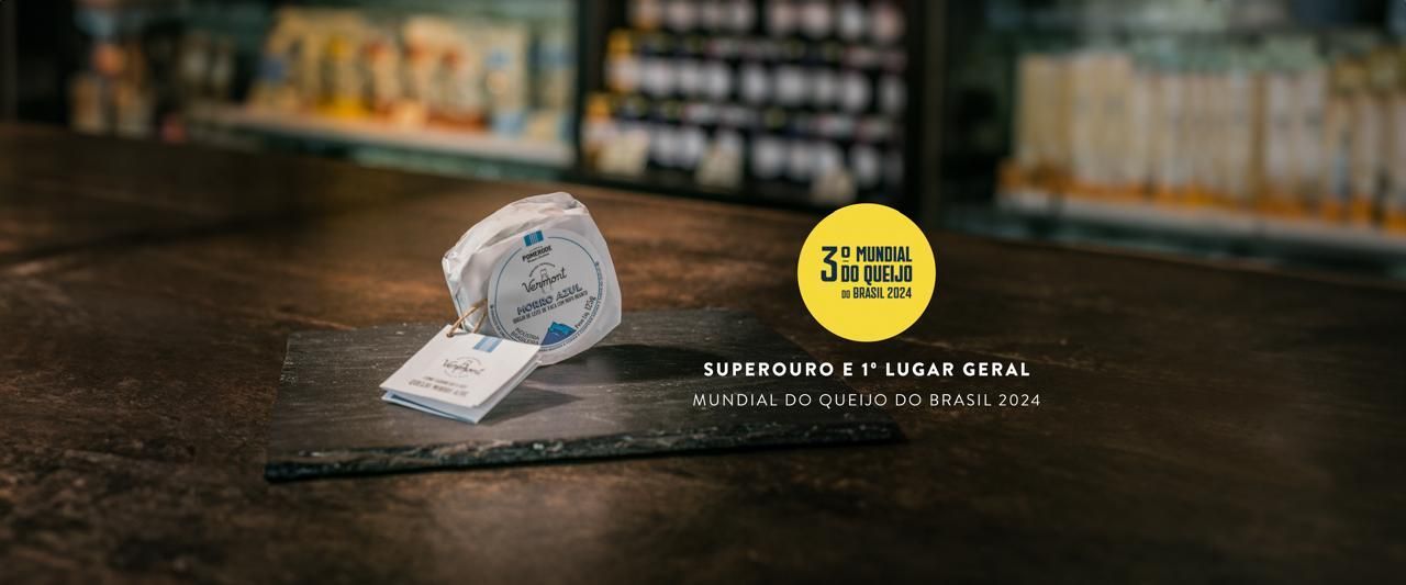 Um rolo de fita está sobre uma tábua de corte em uma mesa.