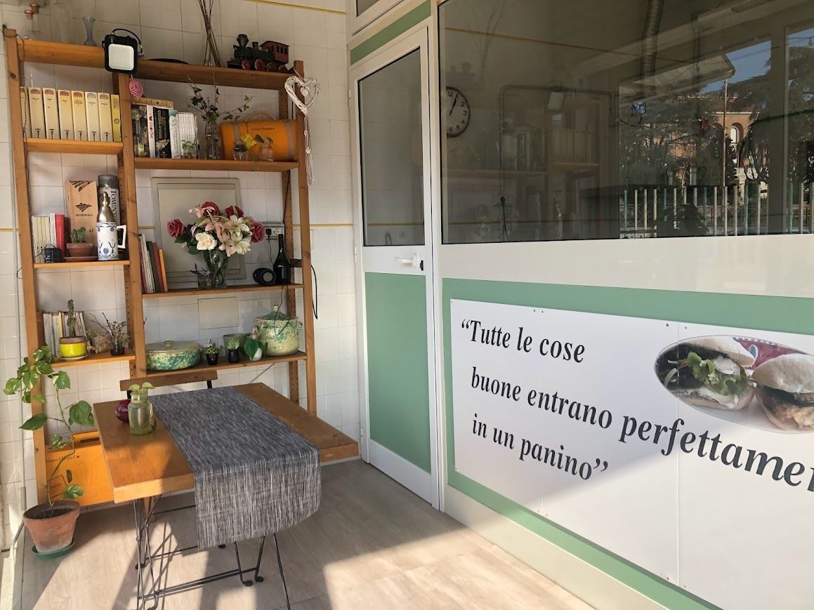 scritta sul bancone della cucina