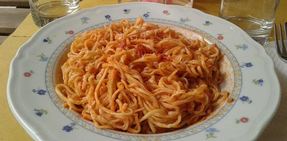 un primo piano di un piatto di pasta al cacio e pepe