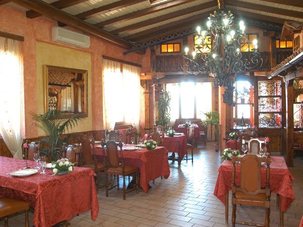 Sala rossa ristorante 5
