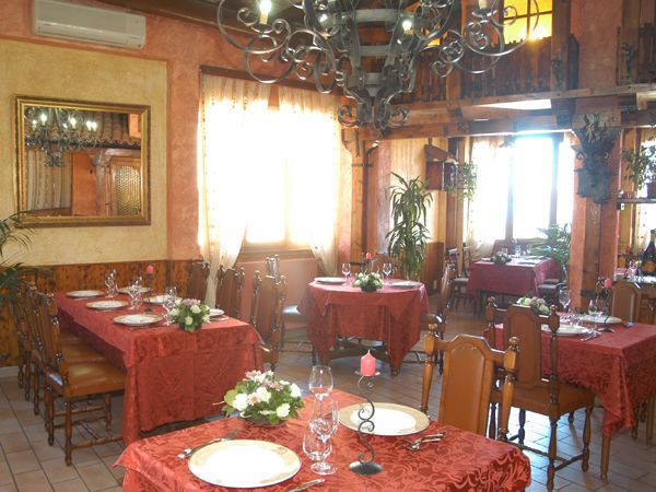 Sala rossa ristorante 4