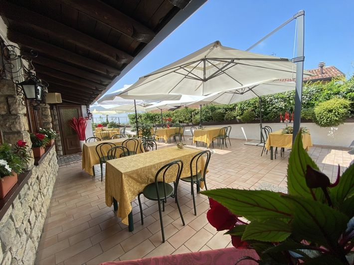 tavoli e ombrelloni sulla terrazza del ristorante