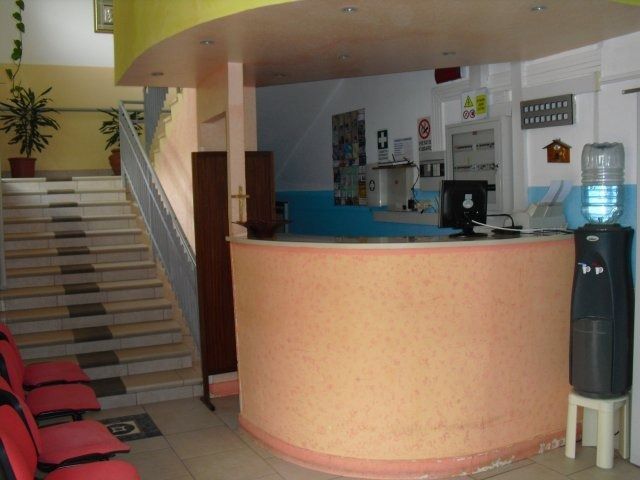 Reception nell'edificio con scale e distributore d'acqua.