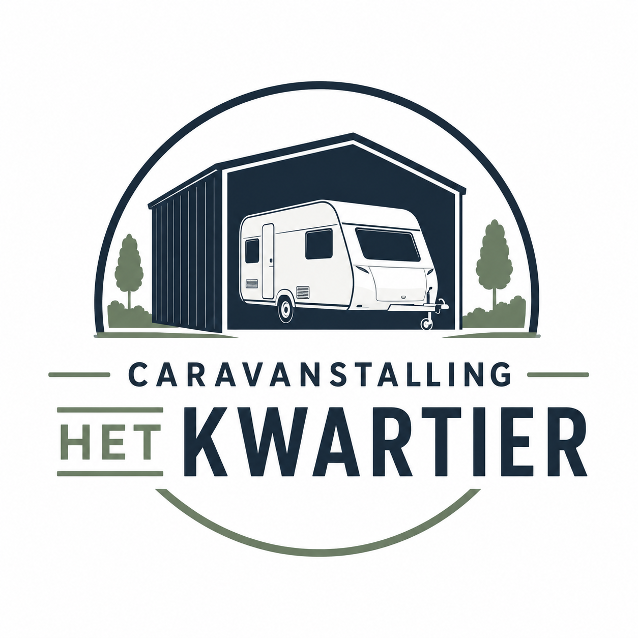 Een witte camper staat geparkeerd voor een schuur, met op de achtergrond groene heuvels door de open houten deuren.