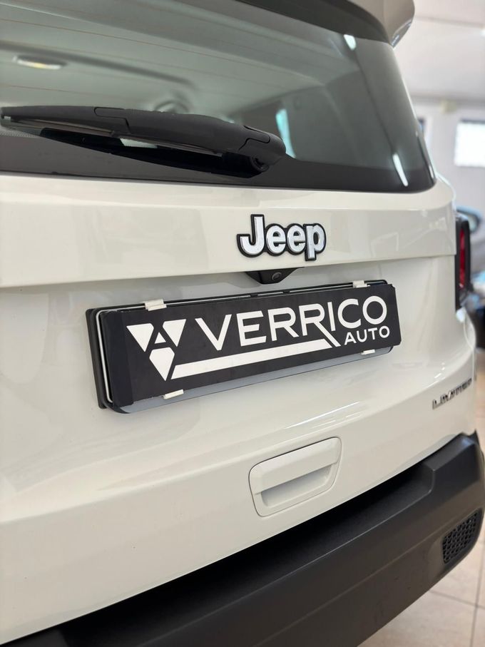 Vista posteriore di una Jeep bianca con portatarga Verrico Auto.