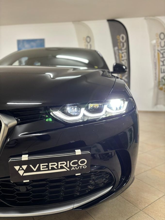Interni di un'auto BMW con sedili in pelle nera, volante, cruscotto e console centrale visibili