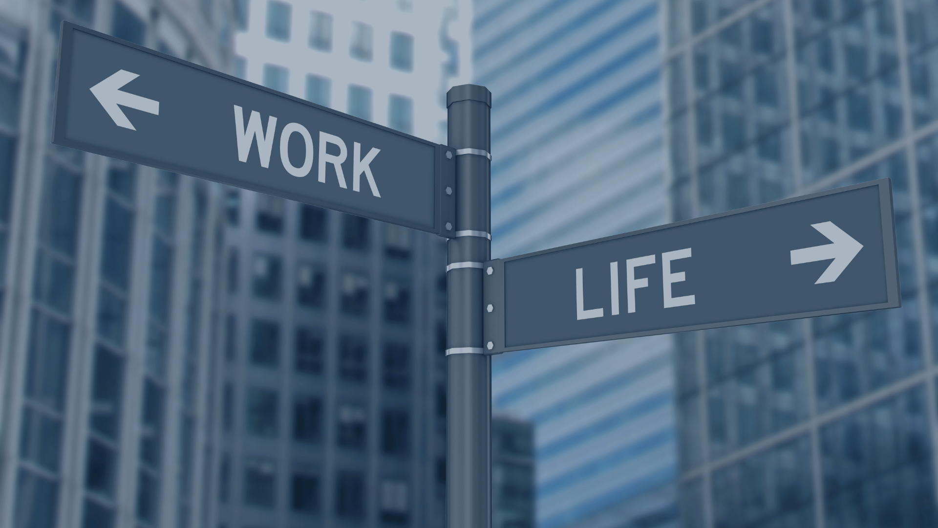 Wegweiser mit entgegengesetzten Richtungen: ‚Work‘ nach links, ‚Life‘ nach rechts – Symbol für das Spannungsfeld zwischen Arbeit und Lebensqualität.