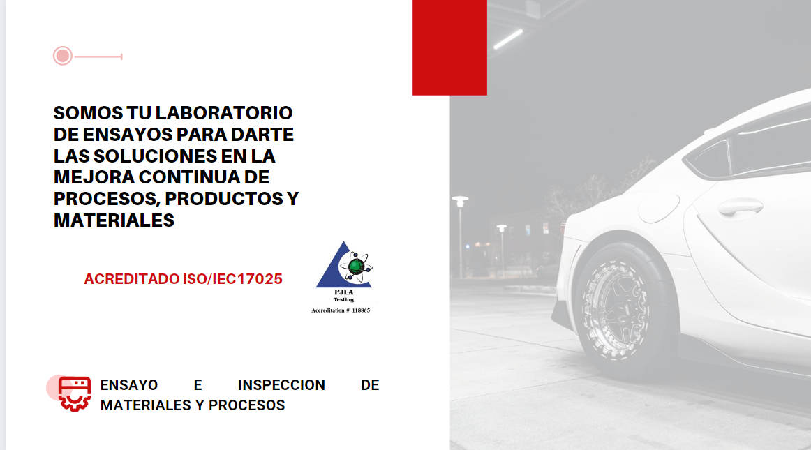 Un auto blanco está estacionado al costado de la carretera.