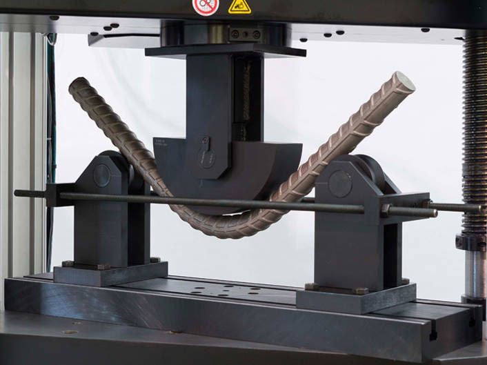 Una máquina está presionando una pieza de metal.