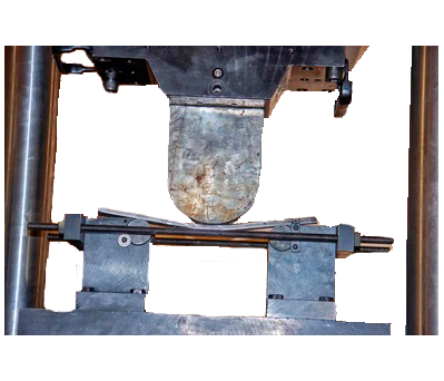 Una máquina está presionando una pieza de metal.