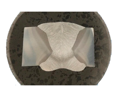 un primer plano de una hoja de papel sobre una mesa