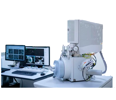 una computadora está sentada en un escritorio al lado de un microscopio.
