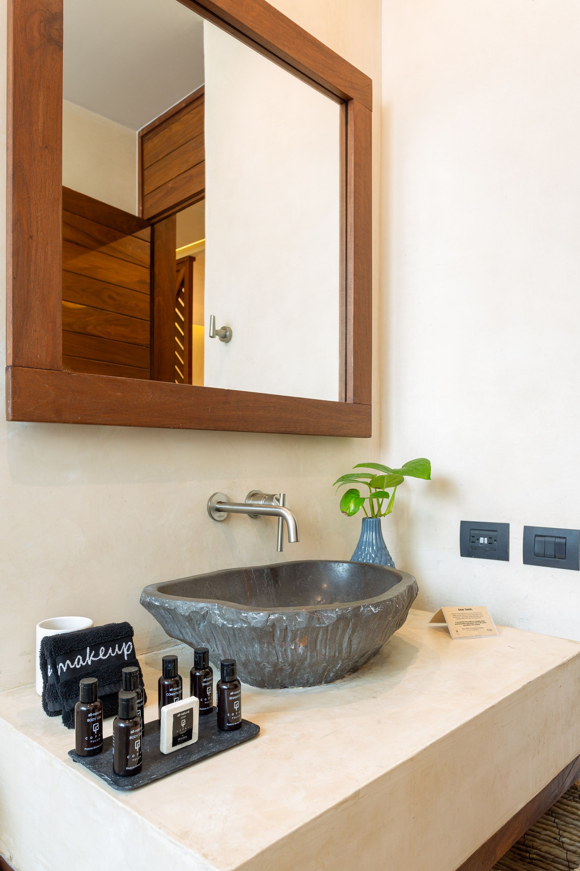 A bathroom with a sink and a mirror.