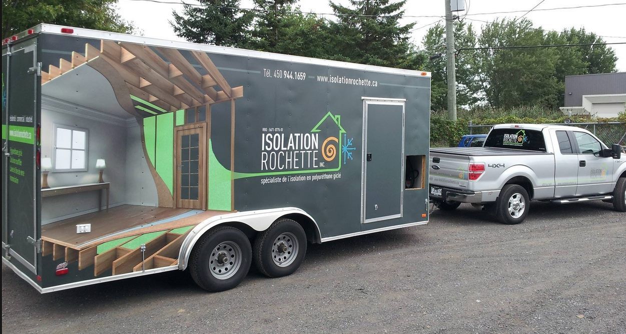 Une camionnette tractant une remorque avec un graphique montrant l'isolation d'une maison sur le côté.
