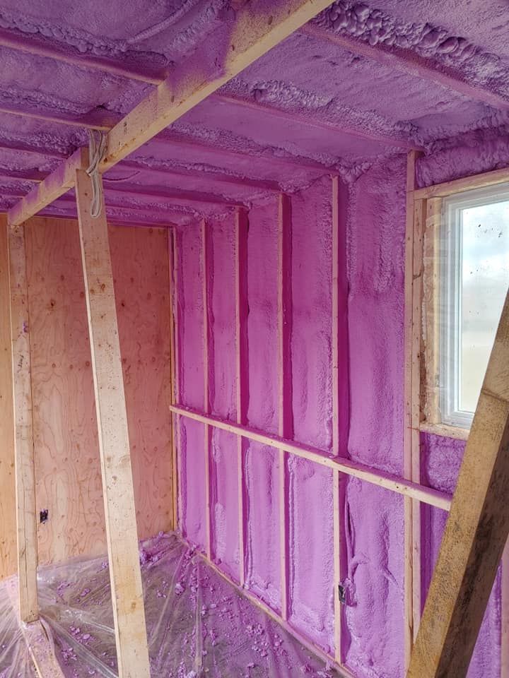 Mur intérieur et plafond isolés avec de la mousse pulvérisée rose.