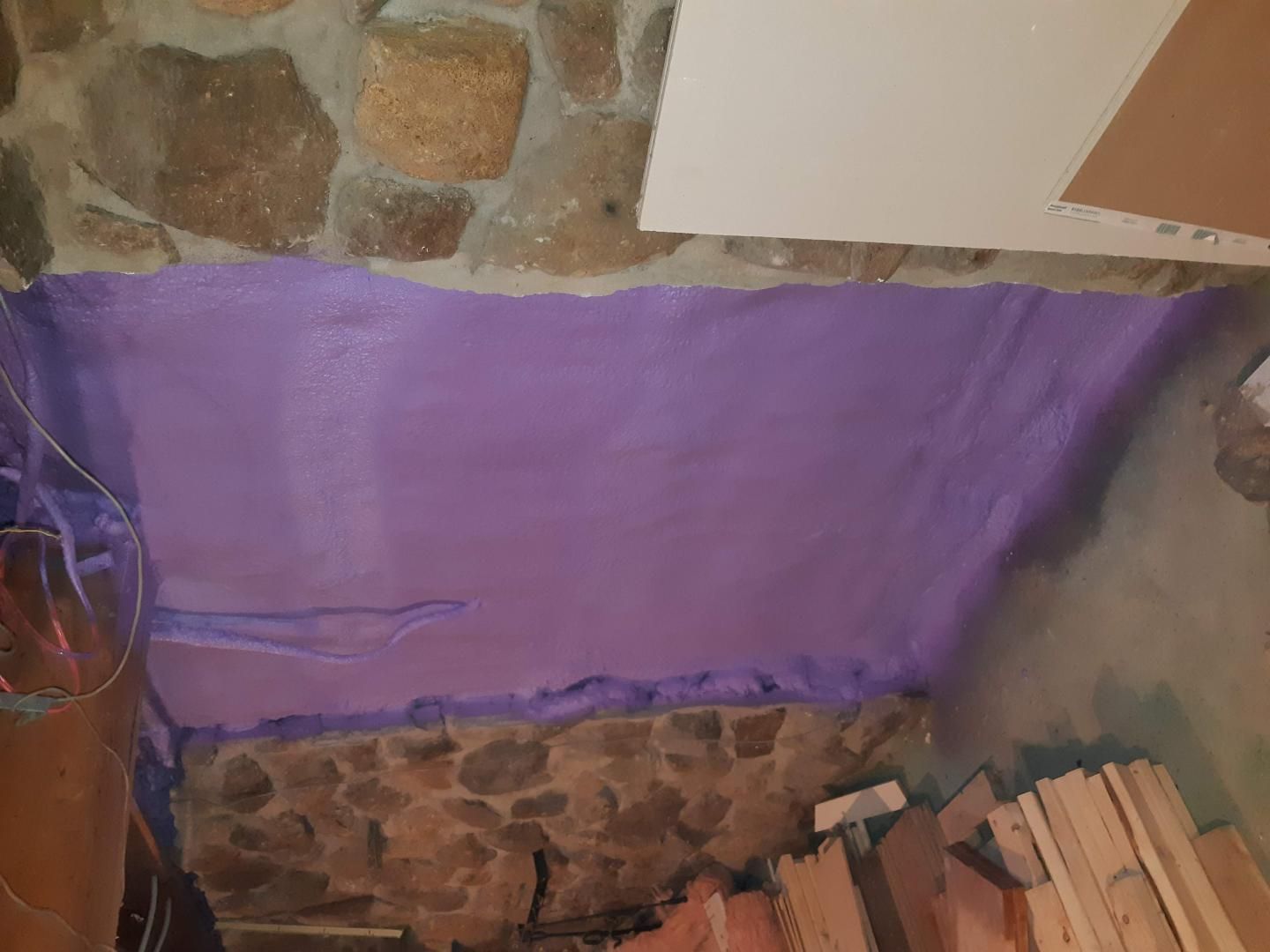 L'isolant violet recouvre un mur entre la pierre et les cloisons sèches.