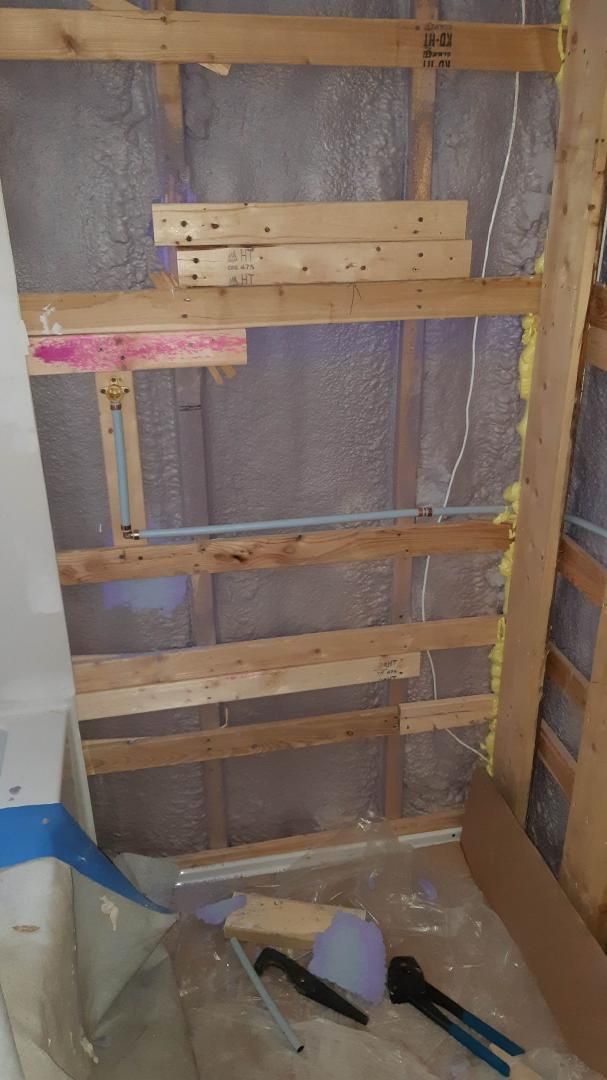 Charpente murale en bois avec isolation et conduit électrique.