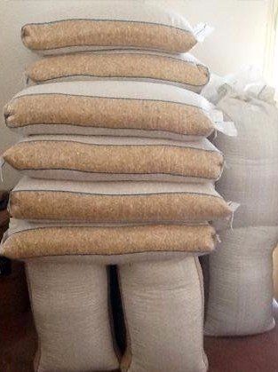 Confezioni bianche di mangime in punto vendita