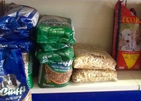 Confezioni di mangime per animali in esposizione negozio