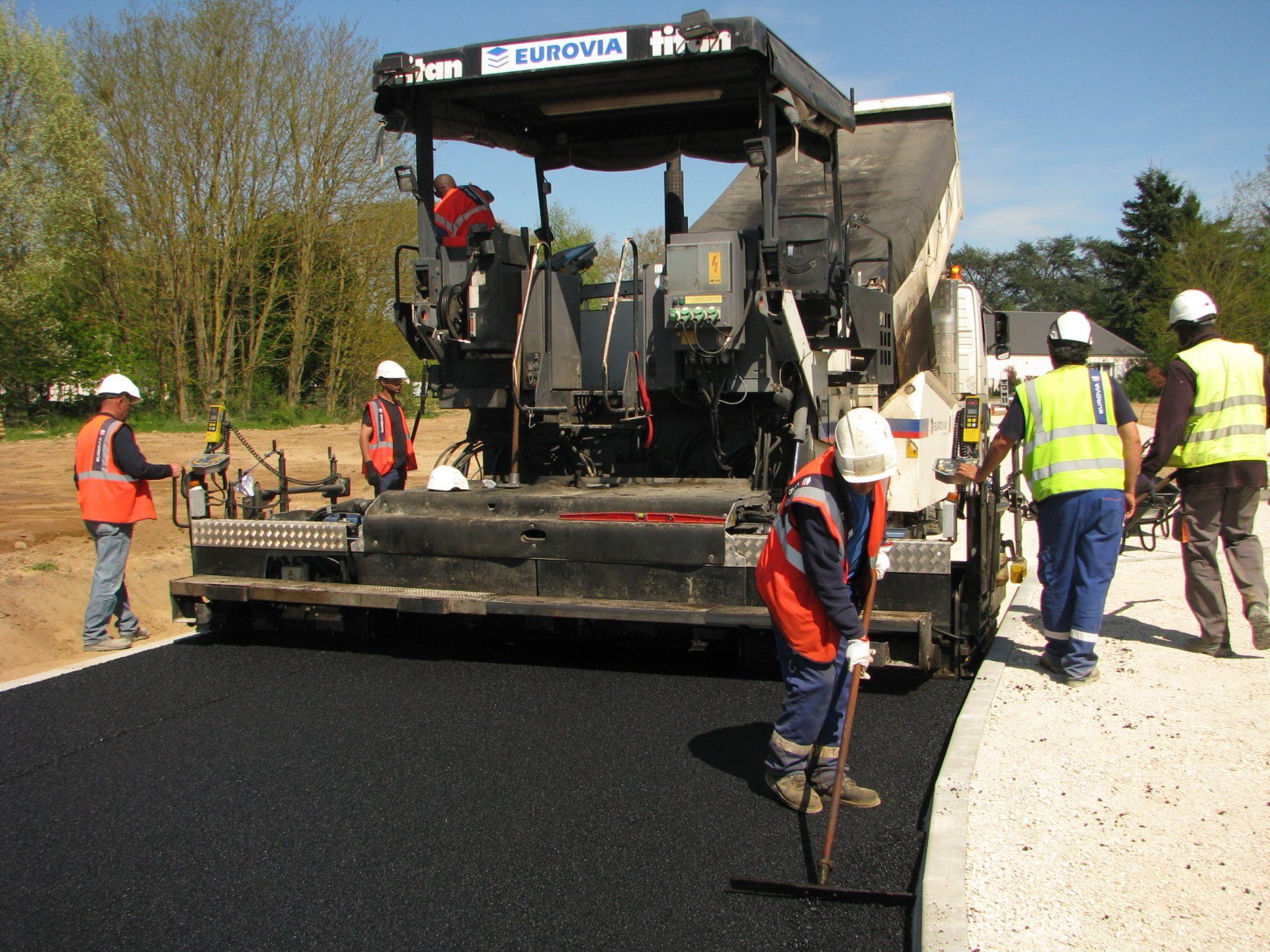 Un groupe d'ouvriers du bâtiment travaille sur une route