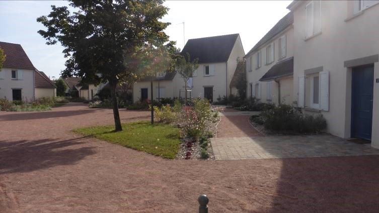 Une rangée de maisons blanches avec une porte bleue