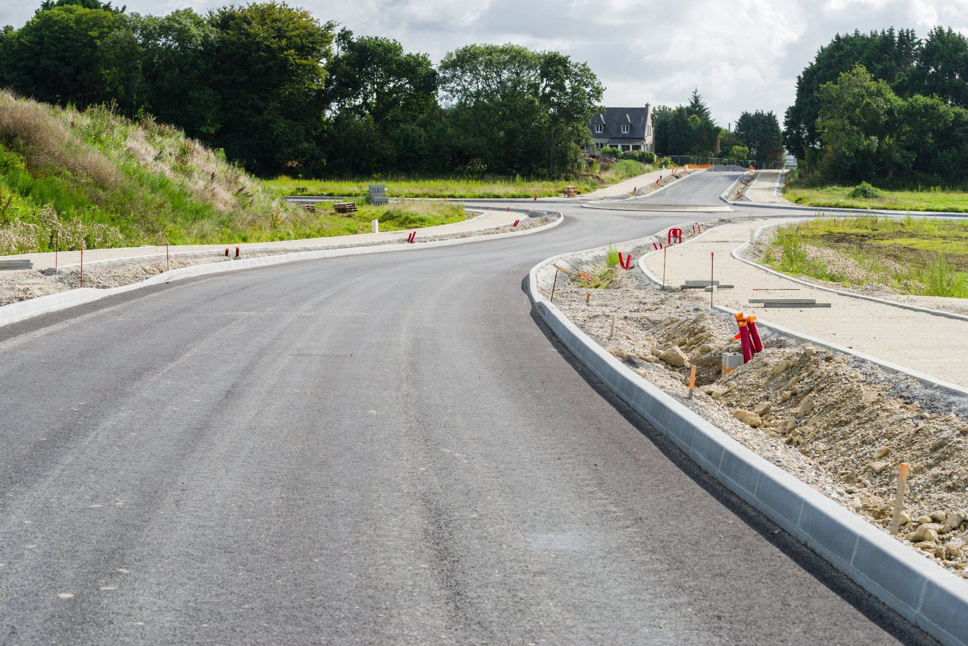 Une nouvelle route est en construction dans une zone rurale.