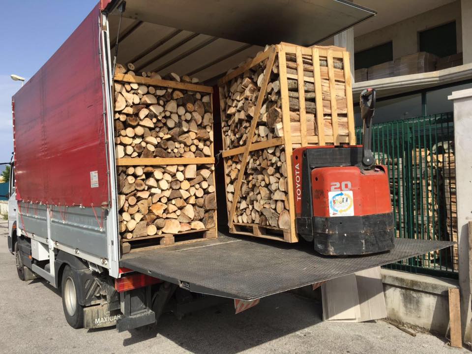 furgone con legna da ardere