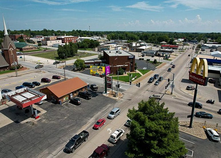 Rental advertisement: Single-family home, 3 beds, 1 bath, 506 W 7th St, Eldon, MO. Contact info included.