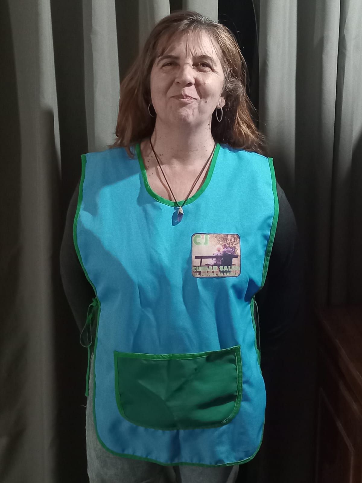 Una mujer con un delantal azul 