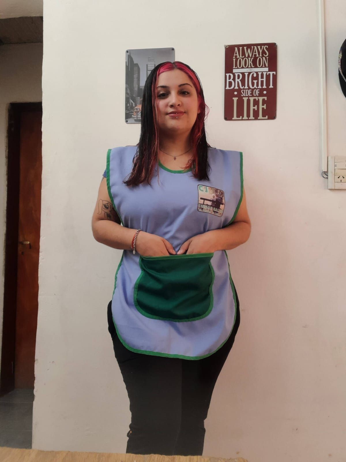 Una mujer con cabello con mechas rojas