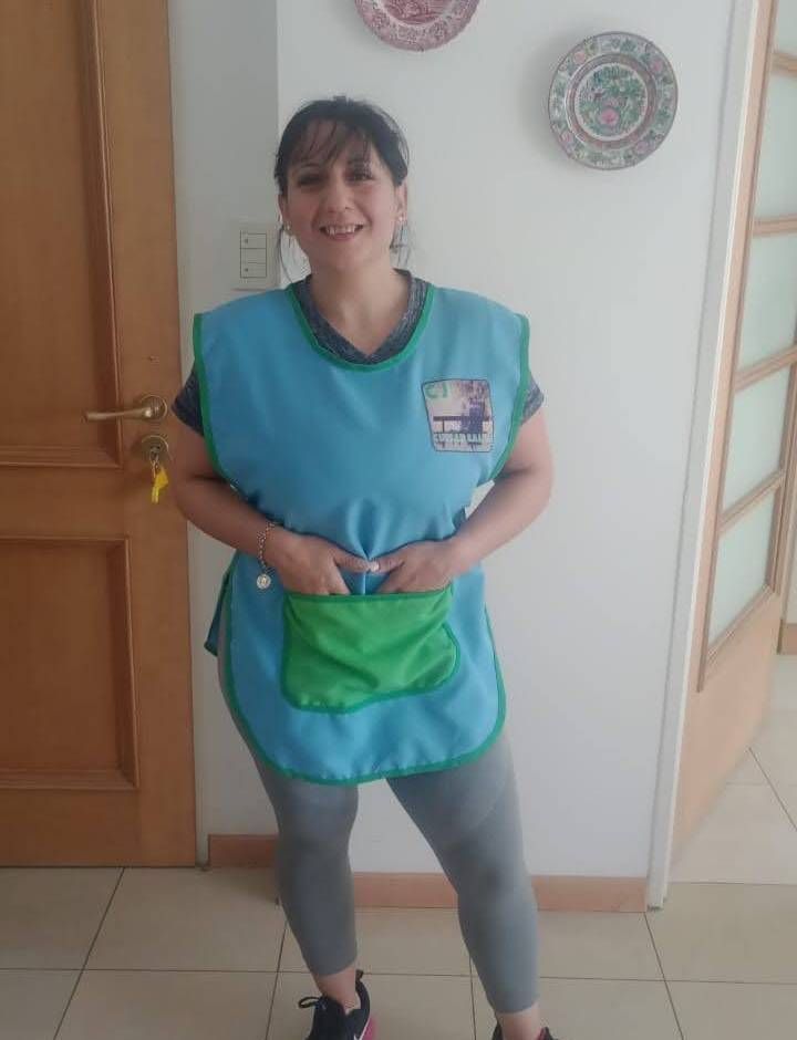 Una mujer con un delantal azul y un bolsillo verde