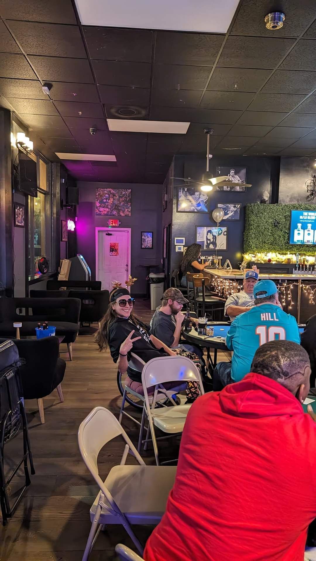 A group of people are sitting at tables in a restaurant.