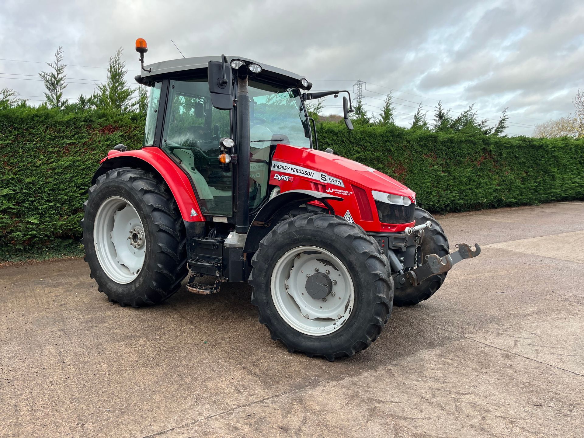 Massey Ferguson 5713S