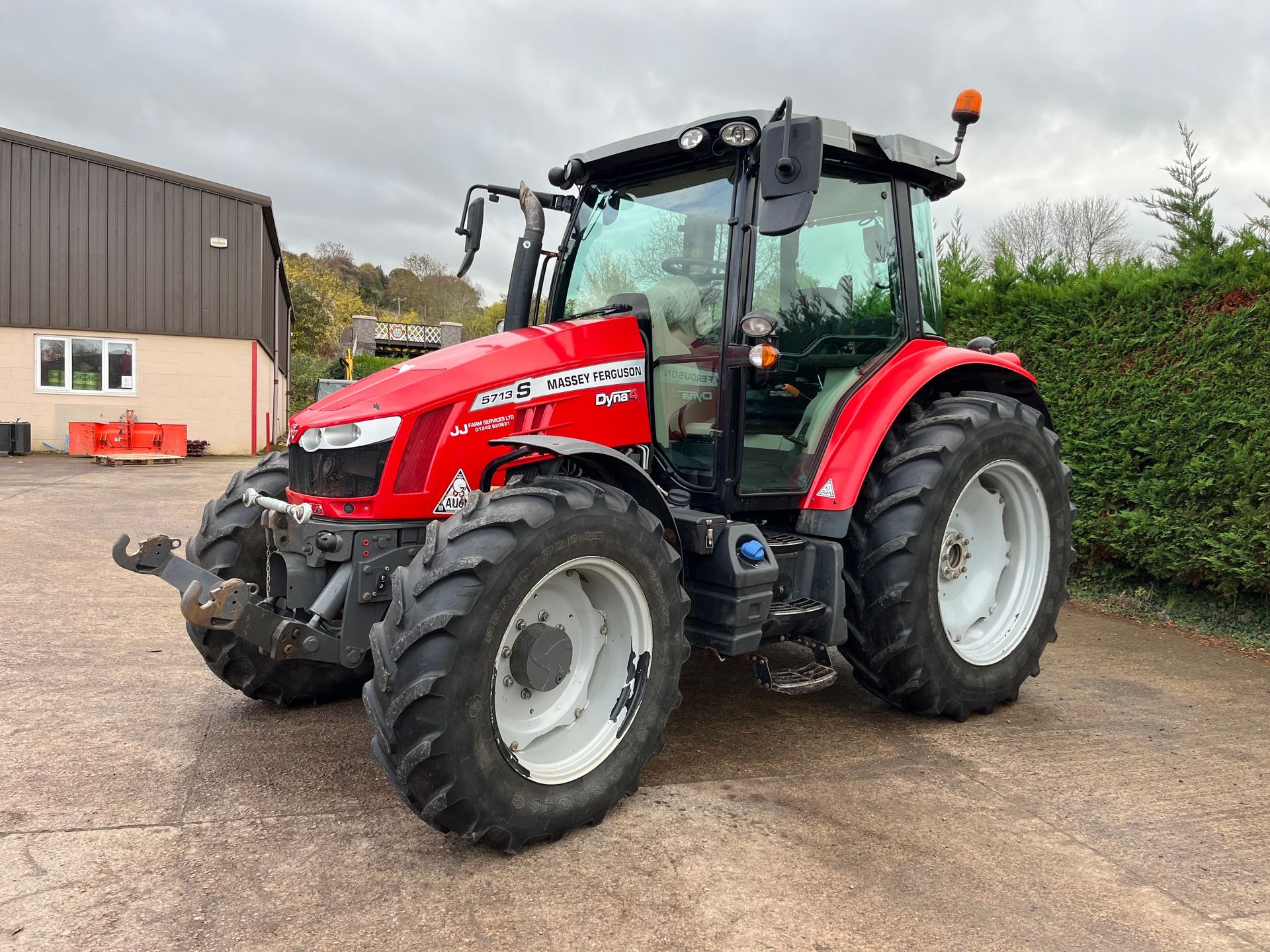 Massey Ferguson 5713S