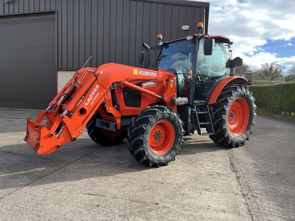 Kubota M125GX IV with LA2255