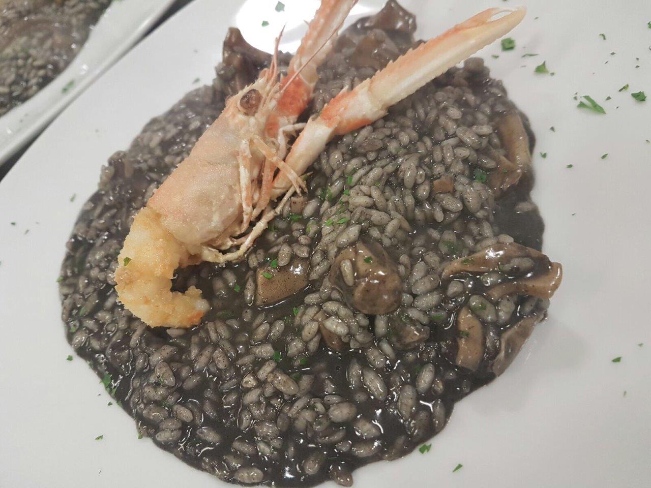 riso al nero di seppia servito in ristorante di pesce a Treviso e provincia