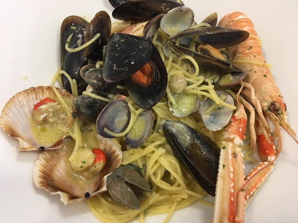 spaghetti allo scoglio serviti in ristorante di pesce a Treviso e provincia